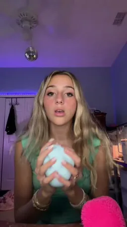 Emma and Georgia on Coverstar, video from Aug 21: I really like cinnamon fall!!