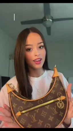 Hadley Reese on Coverstar, video from Sep 9: comment whats in your purse!!!