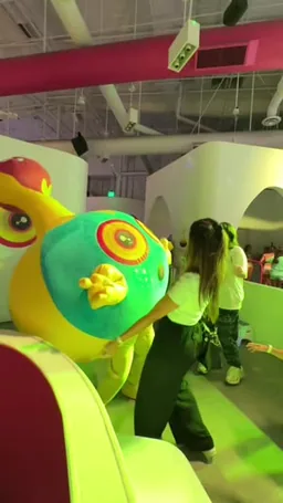 Sloomoo Institute on Coverstar, video from Sep 2: Everyone wants to shimmy it up with me 💥