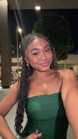 Sydney Smiles on Coverstar, video from Mar 16: no caption 💚🤭